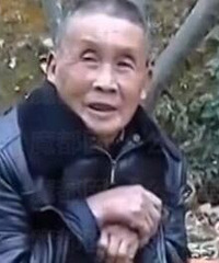 老人自挖坟墓因养不起10岁儿子