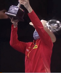 �����ùھ������ȫ������Ц����