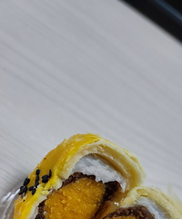 买到美味的蛋黄酥,入口即化,一口气吃3个也不觉得腻
