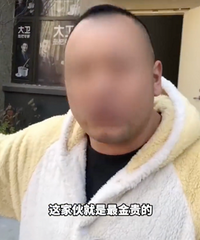 夫妻遛狗不牵绳,称:毛孩子比你娃金贵