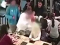他竟将火锅泼向女孩