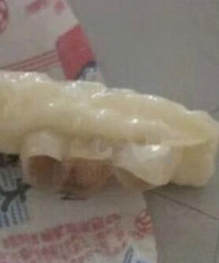 不少网友吃大白兔奶糖把牙冠粘下