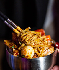 �ԳԺȺȷ�Χ��ʮ��Ľ�С�׾ƹݣ������ˣ�������