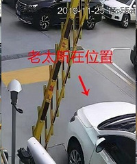 老太因纠纷躺道闸杆下,被上班男子碾死