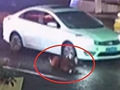 女子打电话被撞飞