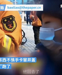 帮同学捡东西手被卡同学却走了