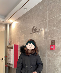 跟团买的这件鹅绒羽绒服很不错哦,穿了有几天了,没味道没跑毛