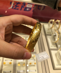 本来是准备给妈妈买黄金手镯当过年礼物的,没想到自己也买了几样
