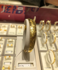 本来是准备给妈妈买黄金手镯当过年礼物的,没想到自己也买了几样