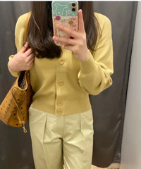 姜黄色的针织开衫,果然是温柔似水的小女人气质