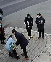 男子藏斧头与妻子法院门口争执