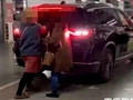 人肉占车位被撞开