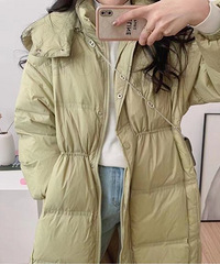 这件绿色羽绒服超级好看,特别显肤色!