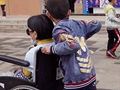 9岁小孩成家里顶梁柱