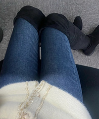 为什么大街上穿过膝靴的人少了?真的过时了吗?
