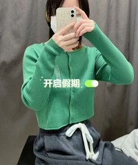 随手买的绿色小开衫,意外的上镜很好看!春天穿最合适了