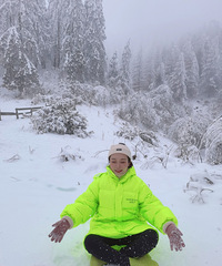 这个荧光色羽绒服一穿,绝对是雪地上最靓的仔