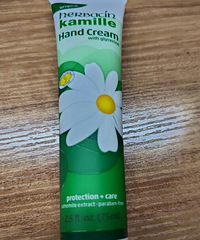 贺本清小甘菊护手霜好难用啊!就和手上打了一层蜡似的