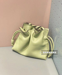 这包有个神奇的颜色仿佛会吸光,同一天三次变色