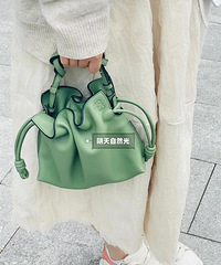 Loewe福袋的牛油果色怎么在不同光线下,差别这么大