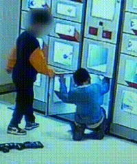 孩子被困自动贩货机,家长索赔100万