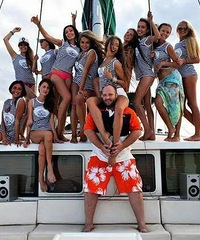 �������ǣ��Ź����ڿ�����Ů����