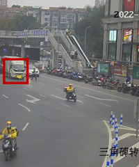 围裙遮挡号牌,货车行驶途中遇警察