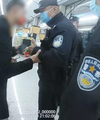 男子拒不出示行程码强闯地铁安检口