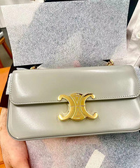 凯旋门春夏新色入手 ,一只浅灰色