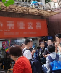 小学放学,我在学校门口发现了让家长头痛的事情