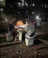 重庆这所大学火了,学生夜间集体在小树林里打麻将