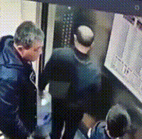 重庆一老人电梯内对推车男孩大打出手