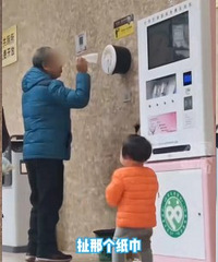 重庆大爷大妈抽完厕所门口的免费抽纸