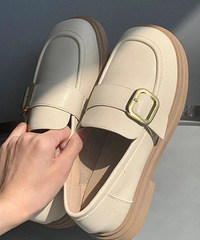 �ڵ�һ˫�ô���СƤЬ����ɫҲ������