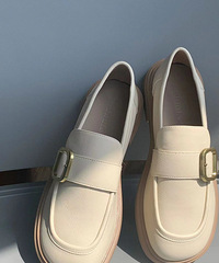 �ڵ�һ˫�ô���СƤЬ����ɫҲ������