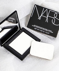 Nars大白饼好用吗?不知道他和一般散粉用了后会不会有区别?