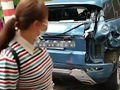 豪车挡路被消防车撞开