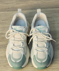 �����治����Ь����ֵ����컨�壬���ڳ嵽��˫��ɫ���ϵ�Ь��