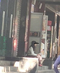 ��������û��˭��ʶ�������Ů������С������վ��