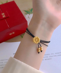 精致的女孩子连发绳都是金子的啦