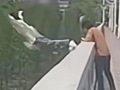 18岁女孩抱鲜花跳桥