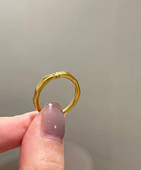 这个戒指特别像是自己捏出来的手工戒指