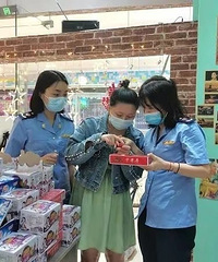 向未成年人兜售低俗食品,重庆某怀旧食品店被查处