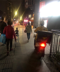摩托车上人行道,能不能管一下