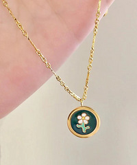 һ��ɰ��Ĵ���С����ī��ɫ̫������