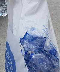 存了一个月的矿泉水瓶拿去卖废品