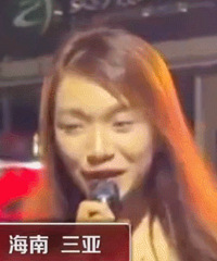 “女子卖唱为10元被泼酒”?