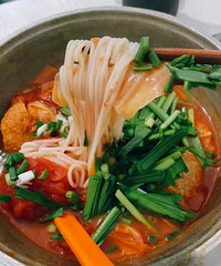 重庆藏在破旧老小区里的一家米线馆,环境超简陋,却每天食客爆棚