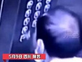 大爷故意往按键吐痰