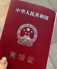 一个人带娃实属不易,我姐妹终于跟妈宝男离婚了